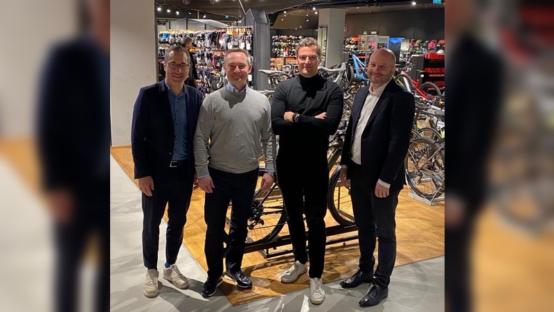 v.l.n.r: Armin Weger (Geschäftsführer Engelhorn Sports), René Scheilen (Director New Business & Retail Cooperation Rose Bikes), Marcus Diekmann (Geschäftsführer Rose Bikes) und Fabian Engelhorn (geschäftsführender Gesellschafter bei Engelhorn).