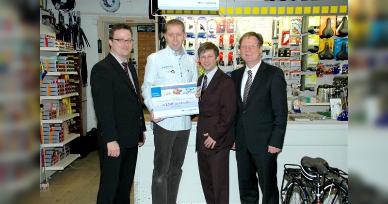 Wertgarantie-Verkaufsleiter Georg Düsener und die Regionalleiter Sven Lehmann und Sven Abel überreichten Torsten Zöller die Auszeichnung.