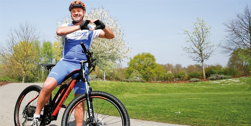 Ex-Boxer Sven Ottke greift für Fischer zum Beratertelefon.