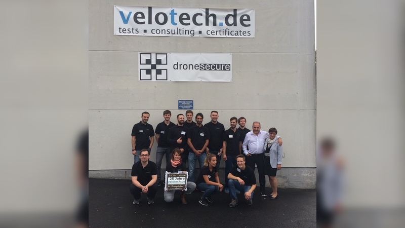 Das Team von velotech.de mit Ernst Brust vor dem Firmengebäude in Schweinfurt