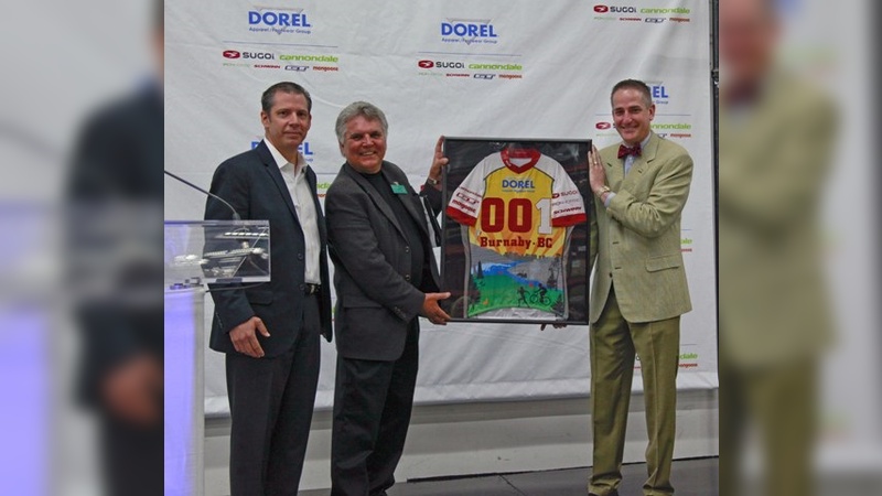 Chris Fuentes (President, AFG), Nick Volkow (Councillor for the City of Burnaby), and James Bottoms (Chief Operating Officer, AFG) präsentieren das erste Shirt aus der Custom-Linie