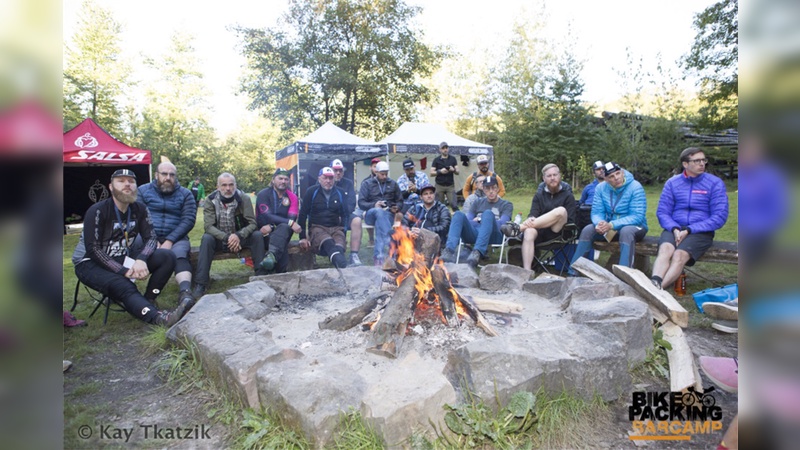 Diskutieren am Lagerfeuer beim ersten Bikepacking-Barcamp