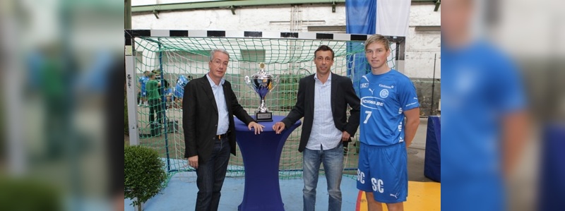 Schwalbe-Geschäftsführer Frank Bohle und Holger Jahn mit dem Gummersbacher Eigengewächs Marc Multhauf, für den Schwalbe eine Patenschaft übernommen hat.