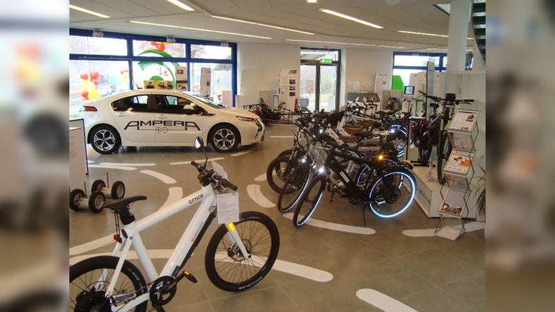 Wie werden E-Bikes im Jahr 2020 gekauft. Eine Idee davon geben jetzt schon die neu entstehenden Fachgeschäfte für E-Mobilität, wie hier an der Automeile in Karlsruhe. Wie werden E-Bikes im Jahr 2020 gekauft. Eine Idee davon geben jetzt schon die neu entstehenden Fachgeschäfte für E-Mobilität, wie hier an der Automeile in Karlsruhe.