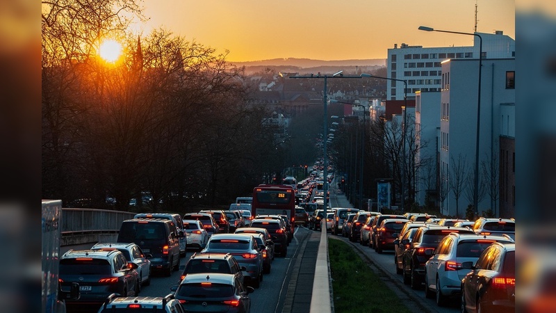 Foto: Pixabay - ein gewohntes Bild im Berufsverkehr auf Deutschlands Straßen