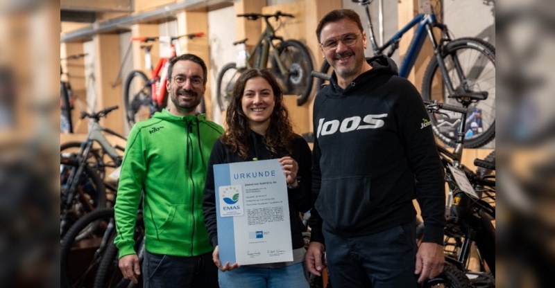 Foto: Zweirad Joos - Geschäftsführer Christoph Alff, Umweltbeauftragte Sandy Schmidt und 1. Geschäftsführer und Inhaber Andreas Joos 2024 Foto: Zweirad Joos - Geschäftsführer Christoph Alff, Umweltbeauftragte Sandy Schmidt und 1. Geschäftsführer und Inhaber Andreas Joos 2024