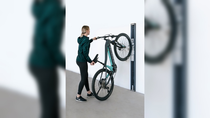 Ein spezieller Federmechanismus des Bikelift bringt das Fahrrad oder E-Bike in die Vertikale.