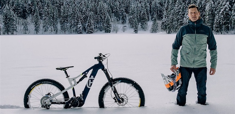 Guido Tschugg präsentiert sich auf neuen Bikes.