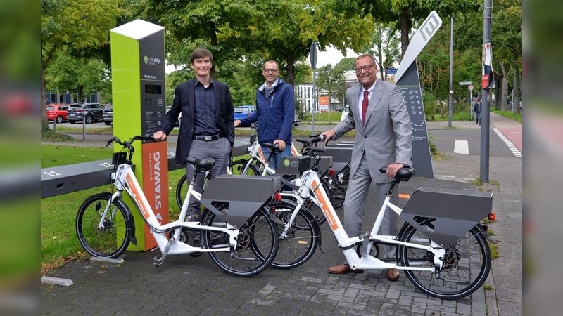 Streetscooter-Chef Achim Kampker (links) kündigt Leih-E-Bike-Offensive an.