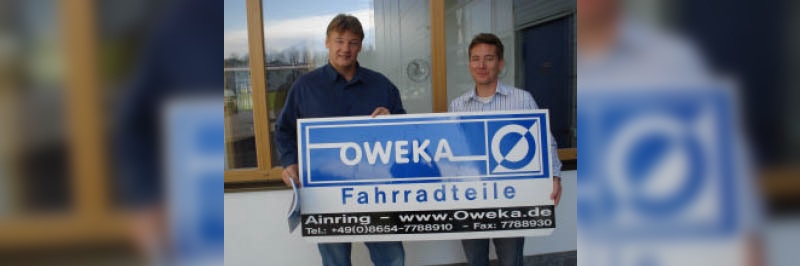 Hagen Stamm übernimmt die Geschäfte aus den Händen von Oweka-Geschäftsführer Klaus Satra.