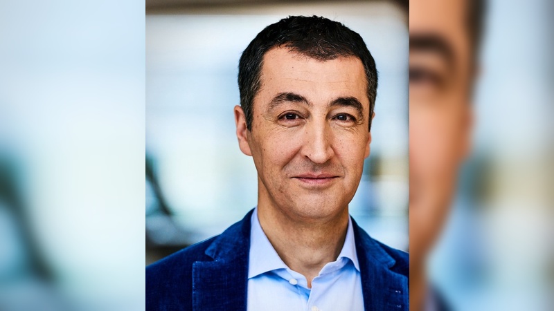 Cem Özdemir hält beim vivavelo-Kongress die Eröffnungsrede.