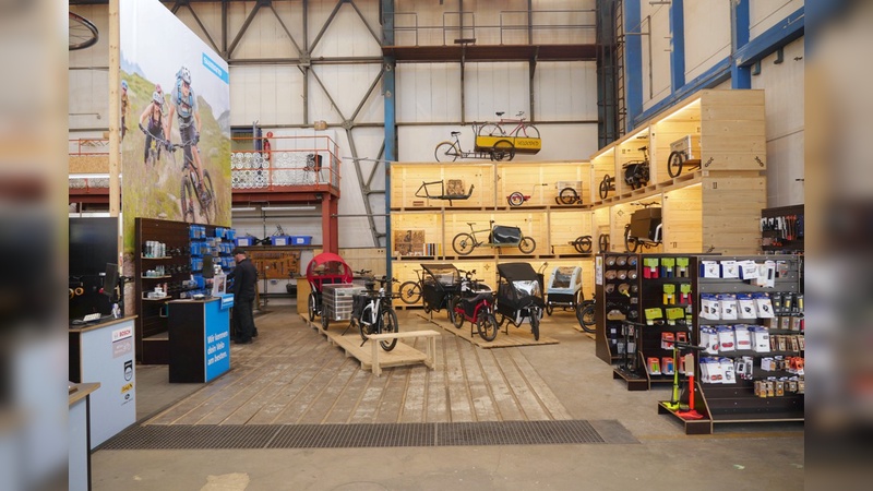 Erstes Cargo-Bike-Center in historischer Industriehalle eröffnet.