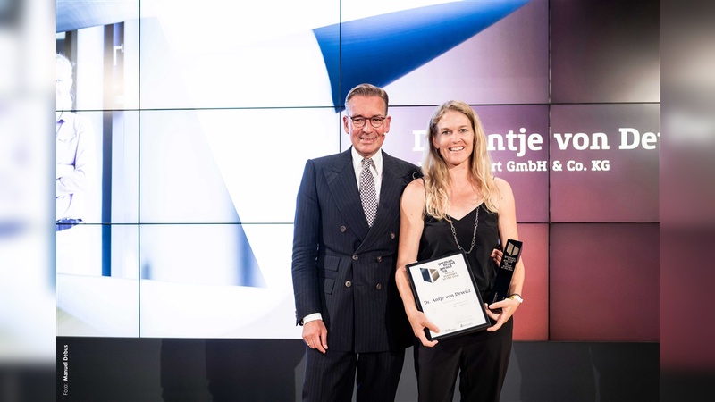 Andrej Kupetz, Geschäftsführer Rat für Formgebung, überreicht den German Brand Award an Antje von Dewitz, Geschäftsführerin von Vaude.