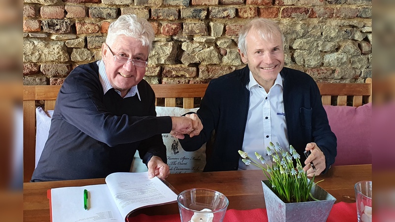 Christoph Thomas (links) und Benno Messingschlager unterzeichnen die Vertraege.