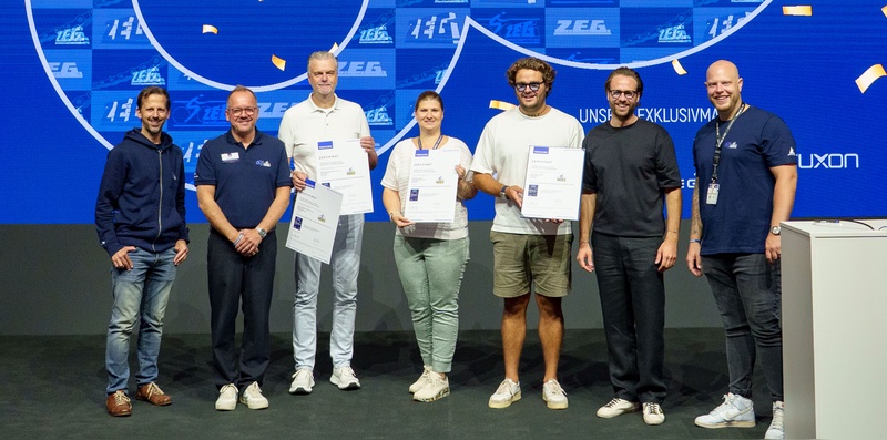 Foto (v. l. n. r.): Michael Terfrüchte (Projektleiter Qualitätswerkstatt), Rainer Gerdes (Bereichsleiter
Vertrieb & Service ZEG), Marc Katholing, Sabrina Promberger, Enzo und Marco Moser sowie Oliver
Möller (Abteilunsleiter Service ZEG) Foto (v. l. n. r.): Michael Terfrüchte (Projektleiter Qualitätswerkstatt), Rainer Gerdes (Bereichsleiter
Vertrieb & Service ZEG), Marc Katholing, Sabrina Promberger, Enzo und Marco Moser sowie Oliver
Möller (Abteilunsleiter Service ZEG)