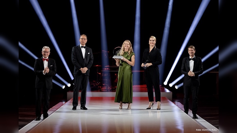 v.l.n.r.: Dr. Manfred Wittenstein (Vorsitzender der Jury), Laudator: Roland Schubert (LGT Bank AG), Dr. Antje von Dewitz, Judith Rakers (Moderatorin), Wolfgang Glauner (EY)