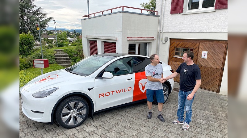 Ein Handschlag als Stabwechsel: Der langjährige Rotwild-Importeur Willi Felix (links) und Lukas Albert als neues Gesicht der Marke.