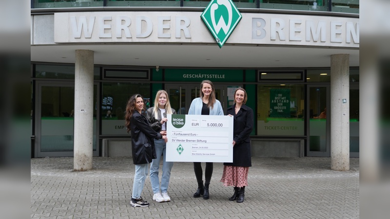 Spendencheck-Übergabe an SV Werder Bremen: Albulena Krasniqi & Anne Bruns (Lease a Bike), Andrea Crone & Anne-Kathrin Laufmann (SV Werder Bremen)