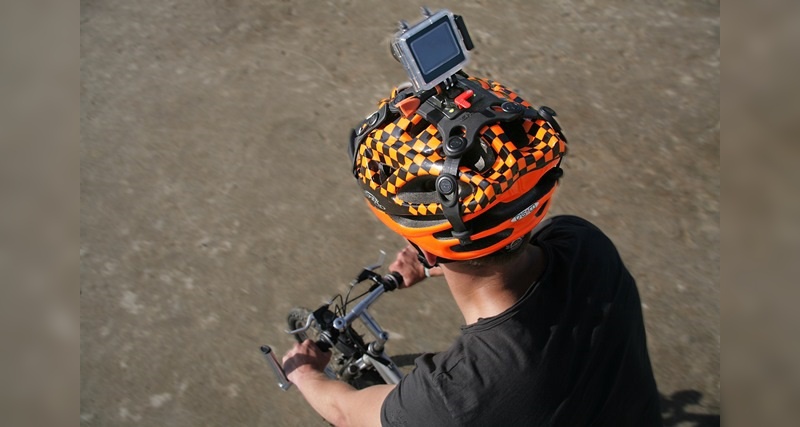 Die Halterung wird mit Gummibändern am Helm fixiert. Die Halterung wird mit Gummibändern am Helm fixiert.