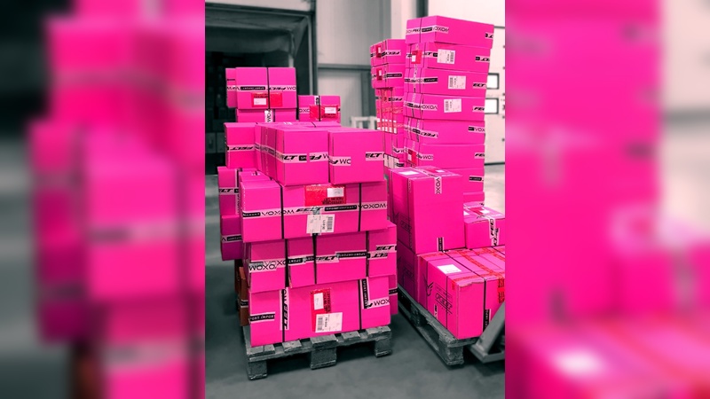 Magenta - eine auffällige Farbe ziert die Verpackung der neuen Zubehörmarke