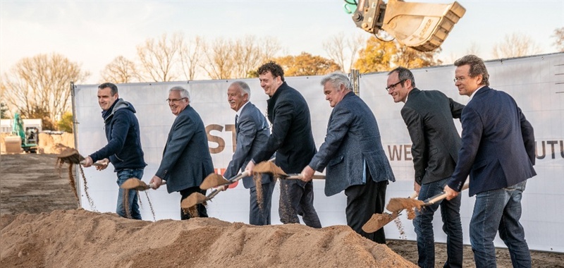 Andreas Müller (Inhaber M&P Architekten), Winfried Bruder (Ex-Bürgermeister Karlstein), Andreas Zenglein (Stv. Landrat Aschaffenburg), Sven Bauer, Richard Pfannmüller (2. Bgm. Karlstein), Marco Schütz, Peter Körfer (beide Gf LIST Bau Rhein-Main)