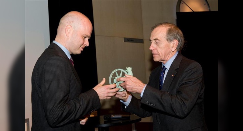 Gérard Vroomen (links) wird als Ingenieur des Jahres ausgezeichnet.