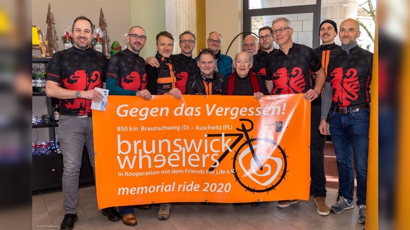 Sie wollen 850 Kilometer nonstop von Braunschweig nach Auschwitz radeln.