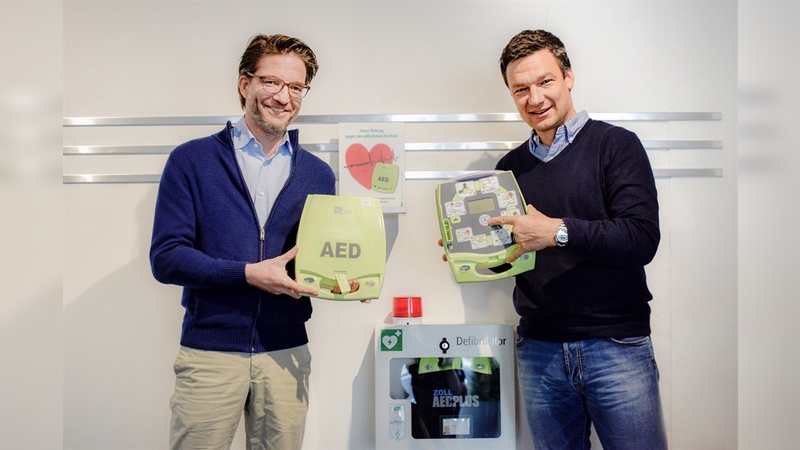 Dominik Thiele (li.) und Christoph Mannel bei der Inbetriebnahme der neuen AEDs.