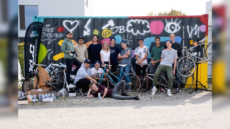 Ein Überseecontainer als Lagerraum - E.Wiener Bike Parts unterstützte ein Schulprojekt.