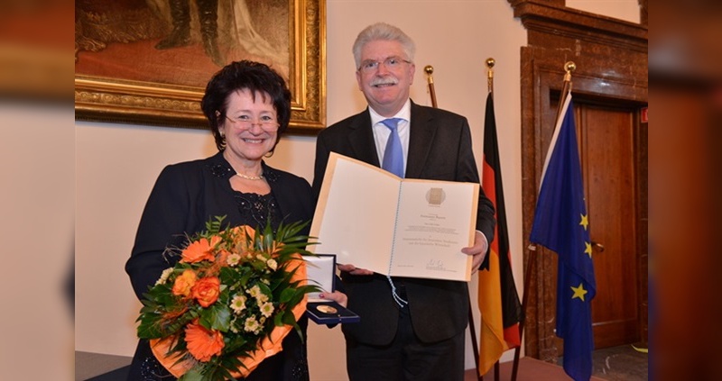 Erika Gruber mit Wirtschaftsminister Martin Zeil bei der Übergabe der Staatsmedaille in München