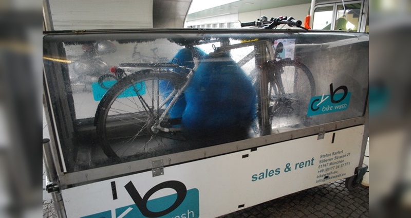 Vor dem Messeingang konnte Bikewash bei der Arbeit begutachtet werden.