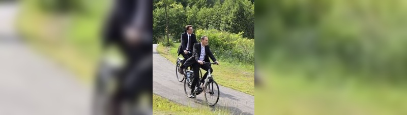 Derby-CEO Mathias Seidler auf dem E-Bike mit seinem Gast Dr. Stefan Birkner