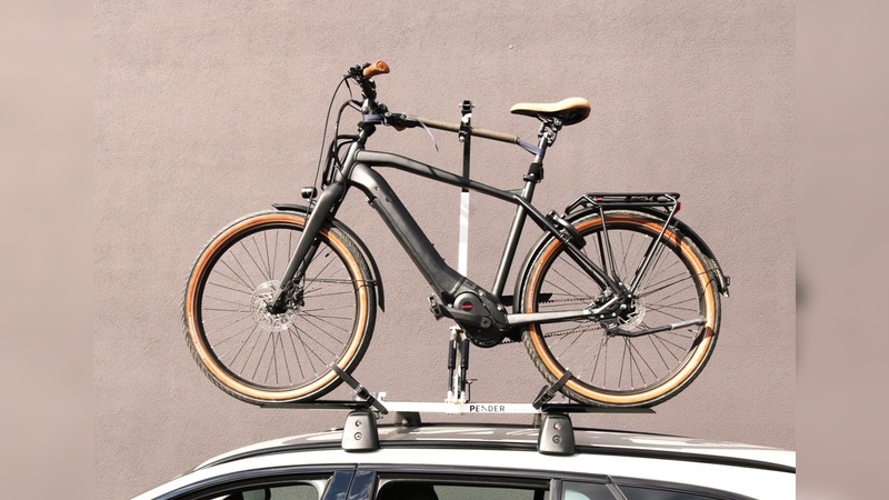 Das Heben von E-Bikes aufs Autodach soll mittles der Produktneuheit deutlich vereinfacht werden.