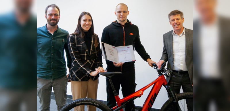 v.l.n.r.: Markus Theil (Lehrlingsausbildner/ Head of Quality KTM Fahrrad GmbH), Johanna Grabner-Urkauf (Geschäftsführerin KTM Fahrrad GmbH), Elias Marginter (Lehrling Fahrradmechatronik KTM Fahrrad GmbH), Stefan Limbrunner (Geschäftsführer KTM Fahrrad GmbH