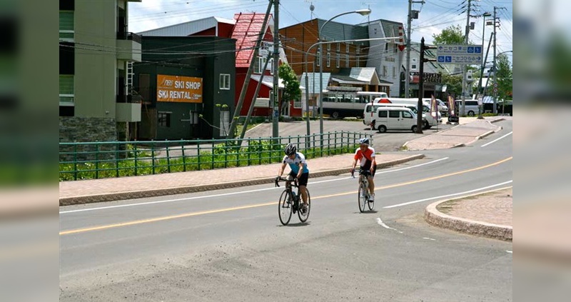 Niseko entdeckt die Radfahrer