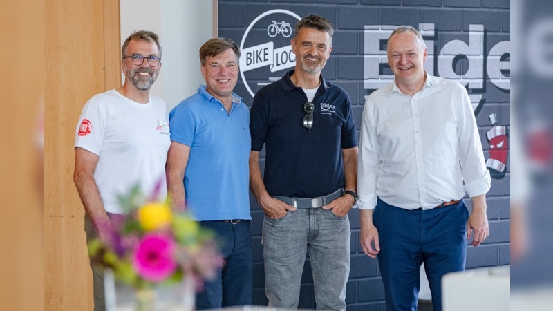 Foto: Jens Braune del Angel - Eine Grundsatzvereinbarung zwischen Uwe Wöll (VSF), Nick Becker (DiBike), Lars Röttger (Bidex) und Burkhard Stork (ZIV – Die Fahrradindustrie) wurde auf der Eurobike unterzeichnet. Foto: Jens Braune del Angel - Eine Grundsatzvereinbarung zwischen Uwe Wöll (VSF), Nick Becker (DiBike), Lars Röttger (Bidex) und Burkhard Stork (ZIV – Die Fahrradindustrie) wurde auf der Eurobike unterzeichnet.