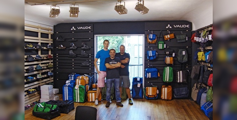 Benjamin Hasenjäger (Visual Merchandising), Carsten Czech (Außendienst Mountain Sports) und Thomas Kuban (Außendienst Bike Sports) im neu gestalteten Hamburger Vaude-Showroom. Benjamin Hasenjäger (Visual Merchandising), Carsten Czech (Außendienst Mountain Sports) und Thomas Kuban (Außendienst Bike Sports) im neu gestalteten Hamburger Vaude-Showroom.