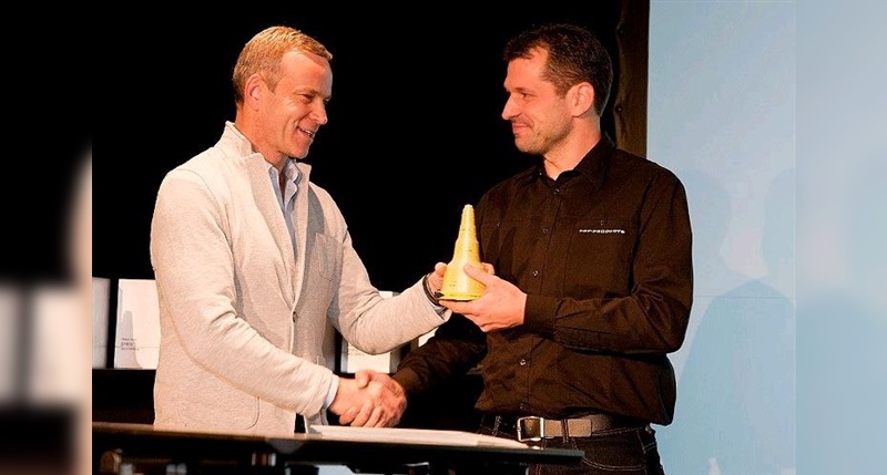 Patrik Vögtli (rechts) nimmt den Designpreis entgegen