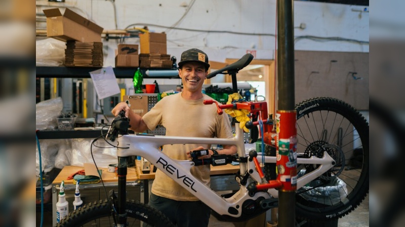 Foto Revel Bikes - Adam Miller haucht seinem "Baby" wieder neues Leben ein. Foto Revel Bikes - Adam Miller haucht seinem "Baby" wieder neues Leben ein.