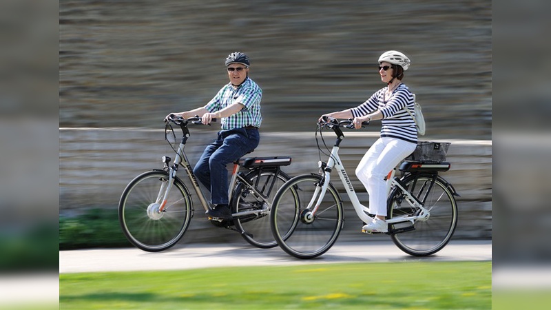 Untersuchungen haben gezeigt, dass Senioren auch auf dem E-Bike eher langsamer fahren als jüngere Menschen.