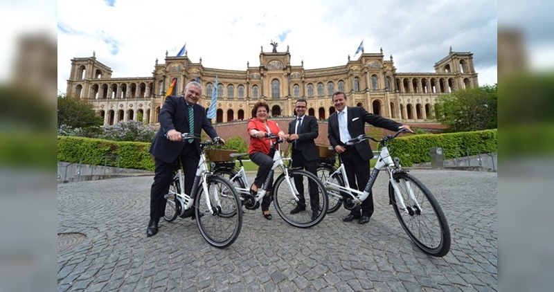 (von links nach rechts): Minister Joachim Herrmann, Landtagspräsidentin Barbara Stamm, additive-Geschäftsführer Franz Mayer und Landtagsabgeordneter Klaus Stöttner