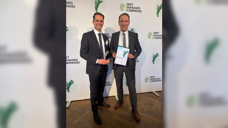Foto: JobRad - Reiner Heine (rechts), Vorstand der JobRad Holding SE, und Alexander Frieser, Head of Group Strategy, JobRad Holding SE, nehmen den Best Managed Company Award 2025 für die JobRad Gruppe entgegen.      