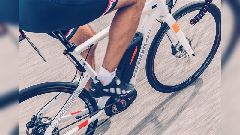 Noch wird der Rennrad-Szene ein »Beißreflex« ­attestiert, wenn es um E-Motoren am Rennrad geht. Mit Blick auf den gegenwärtigen Wandel im MTB-Markt fragt man sich in der Branche: Wie lange noch?