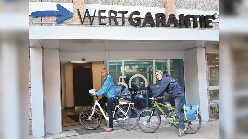 Fahrradteam-Leiterin Ingrid Stenzel und Initiator Peta Hesse