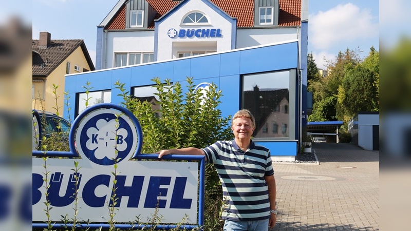 Erhard Büchel präsentiert den schmucken Anbau am Firmenstandort in Fulda.