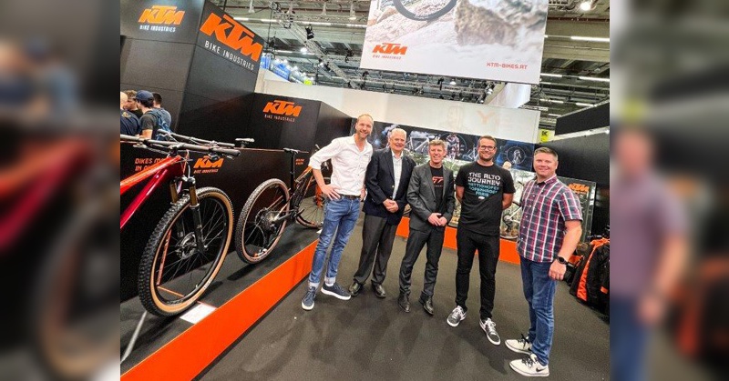v.l.: Dennis Schömburg, CEO Messingschlager GmbH & Co. KG; Nyle Nims, Director of Sales and Business Development North America Cycles; Stefan Limbrunner, CEO KTM Bike Industries; Florian Siegesleitner, Sales Manager AT/Export KTM Bike Industries; Matthew Nims, VP of Sales and Marketing North America Cycles)