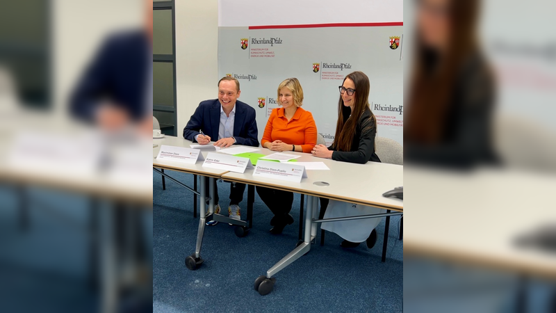 Foto: Deutsche Dienstrad - Vertragsunterzeichnung in Rheinland Pfalz vor einem Jahr: von links: Maximilian Diem (Geschäftsführer Deutsche Dienstrad), Katrin Eder (Ministerin Klimaschutz, Umwelt, Energie und Mobilität Rheinland-Pfalz) sowie Christina Diem-Puello (Geschäftsführerin Deutsche Dienstrad)