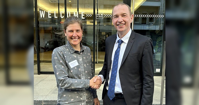 Foto: EIC - Handschlag auf die künftige Kooperation: Velosuisse-Präsidentin Nathalie Schneitter und EIC-CEO Paul Walsh am EIC-Sitz in Brüssel. Foto: EIC - Handschlag auf die künftige Kooperation: Velosuisse-Präsidentin Nathalie Schneitter und EIC-CEO Paul Walsh am EIC-Sitz in Brüssel.