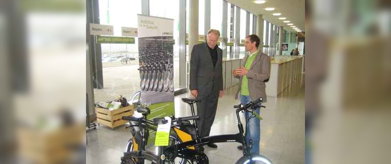 Ulrich Prediger weiht Jürgen Trittin in die E-Bike-Technik ein