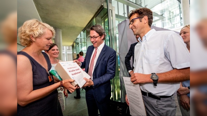 Briefübergabe an Bundesverkehrsminister Scheuer in Berlin